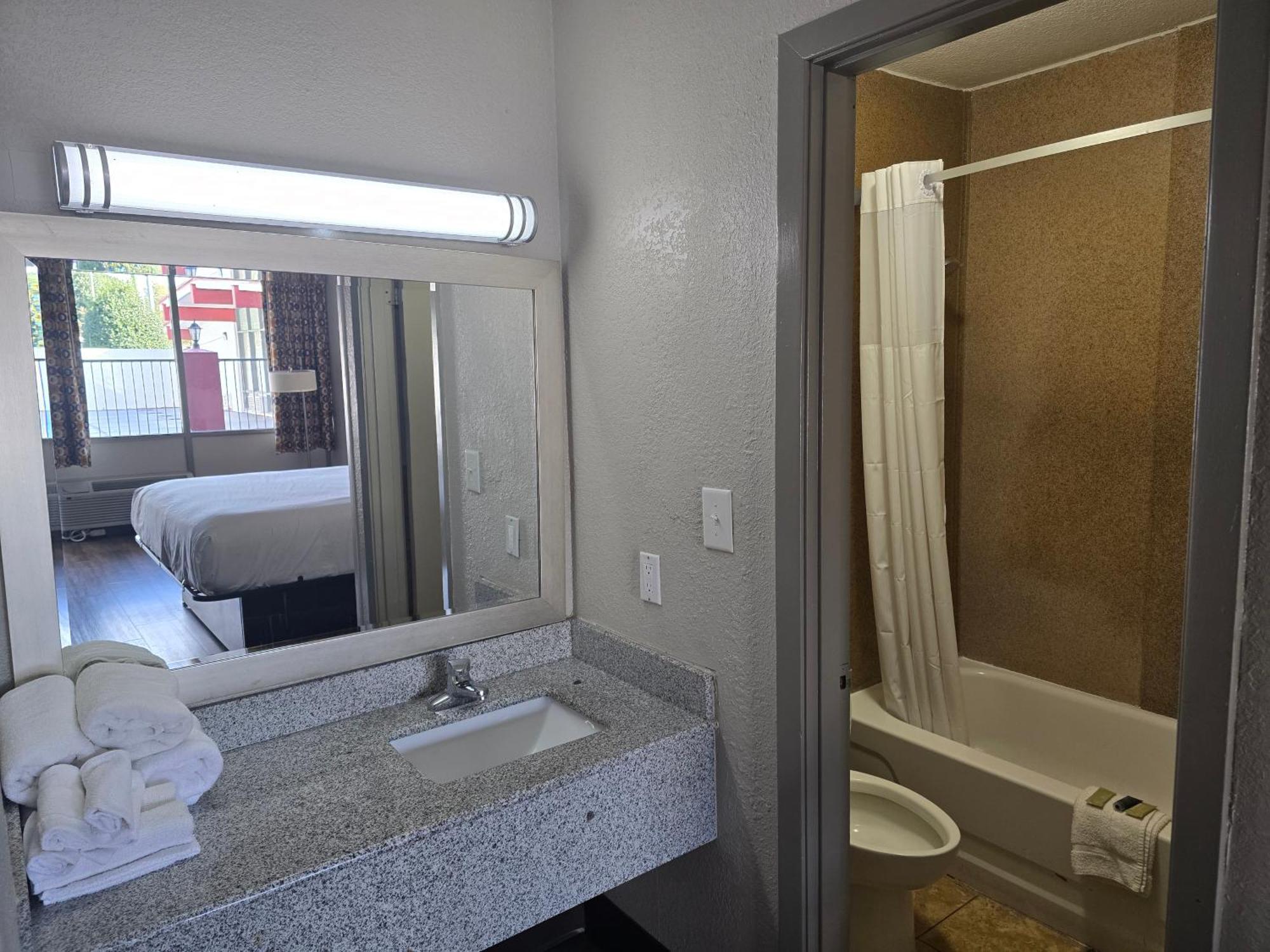 Days Inn By Wyndham Raleigh South Экстерьер фото