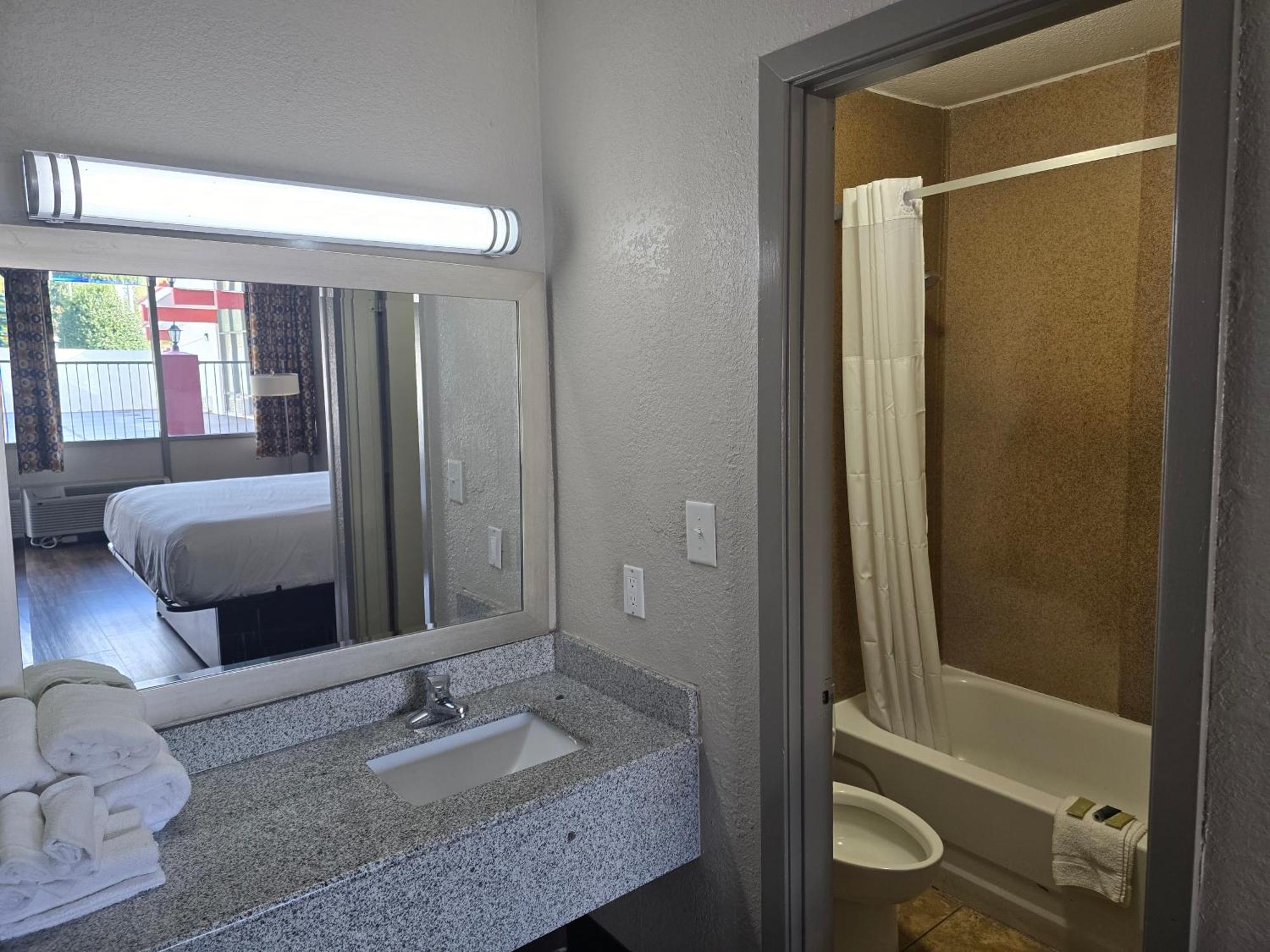 Days Inn By Wyndham Raleigh South Экстерьер фото